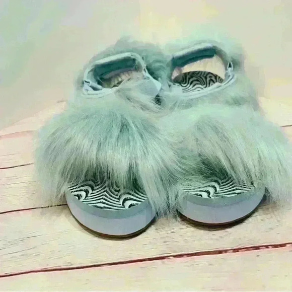 KEDS Slippers/furry sandals, Ladies Size 9.  NEW, Waterproof, synthetic fur BLUE - Picture 2 of 6